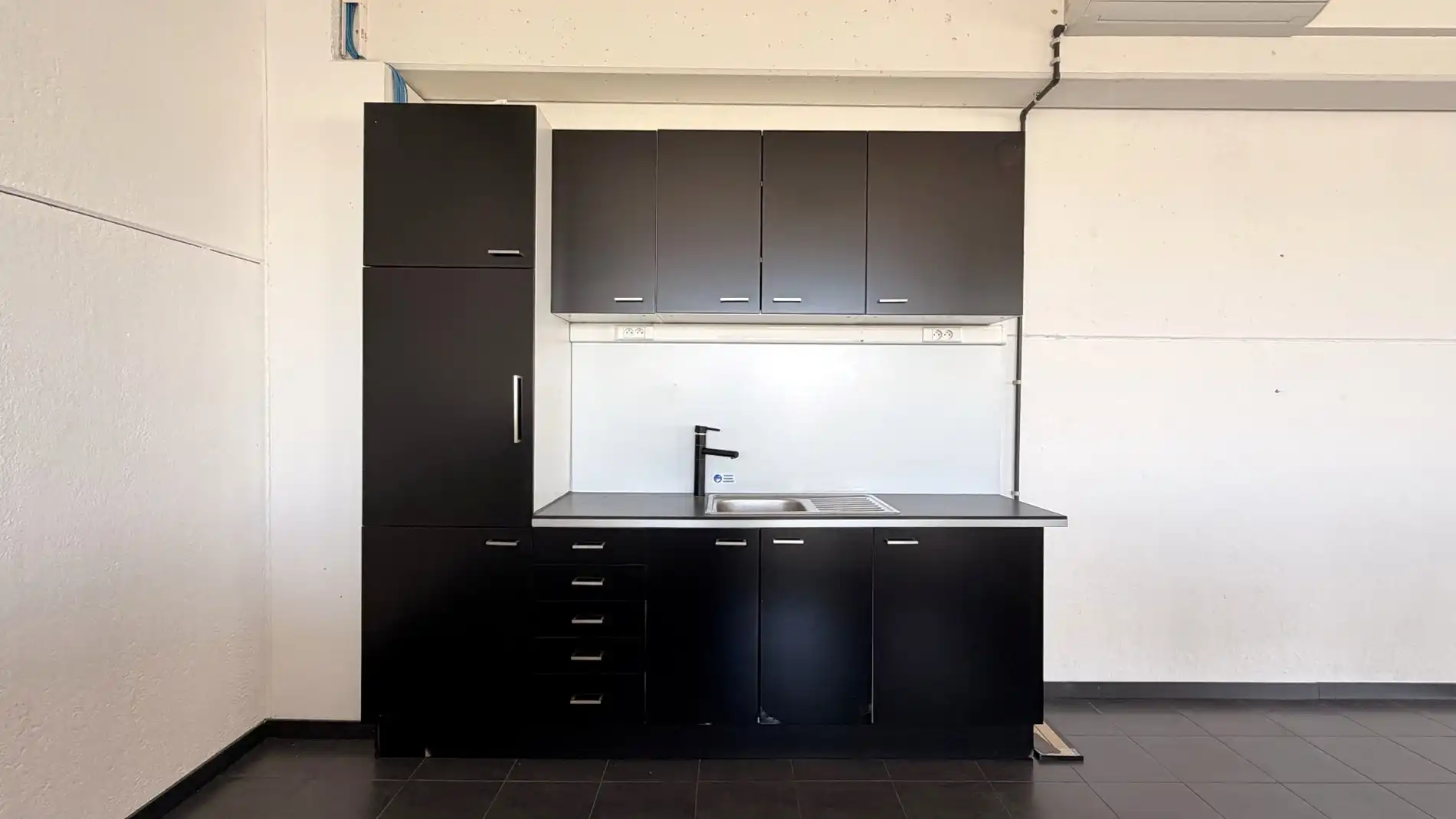 Magazijn met laadkade en kantoren te huur aan E17 in Kruibeke foto 16