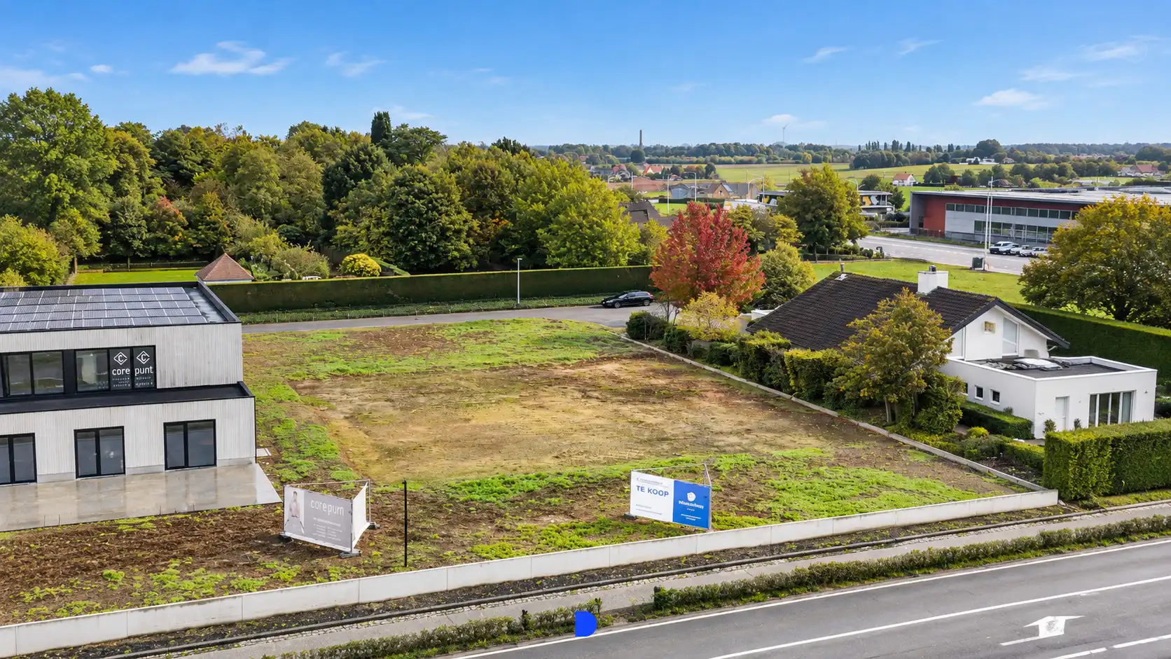 Centraal gelegen bouwgrond met commerciële mogelijkheden. foto {{pictureIndex}}