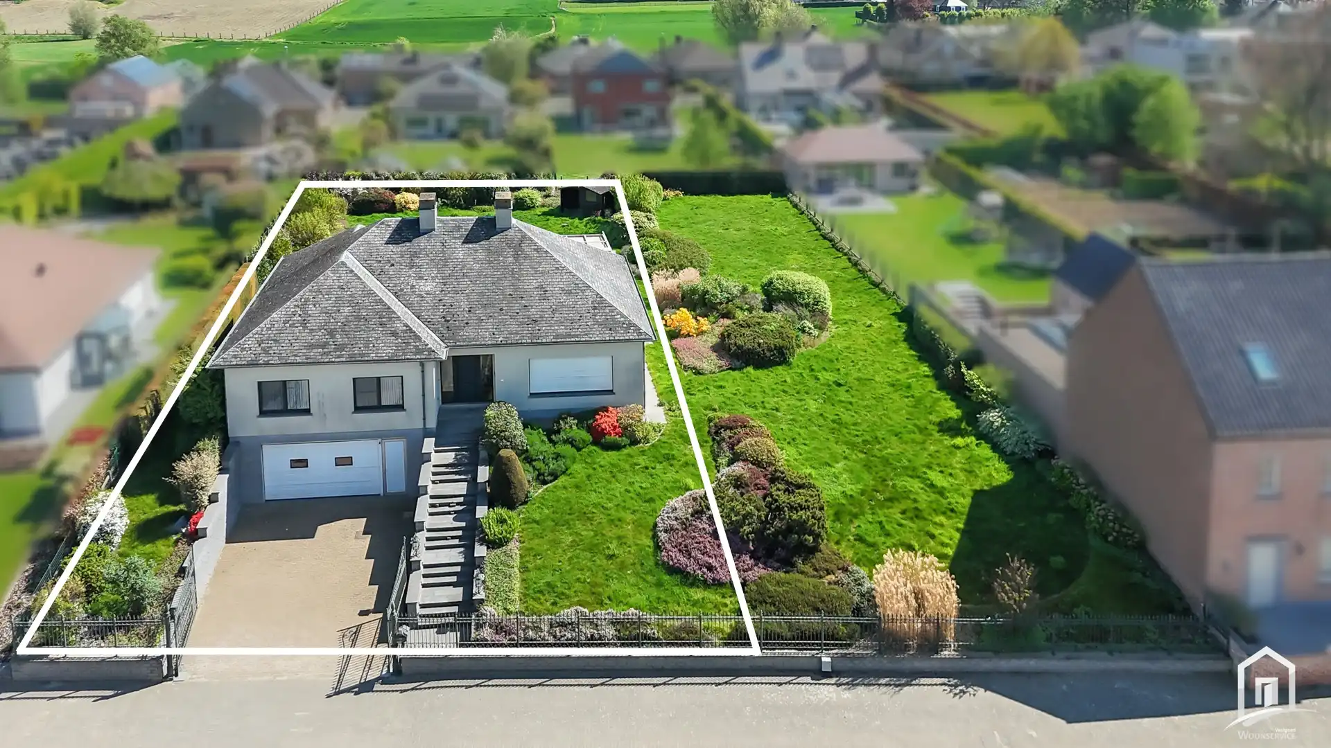 Hoofdfoto van de publicatie: Gezinswoning met ruime garage/werkruimte op centrale locatie te Mere