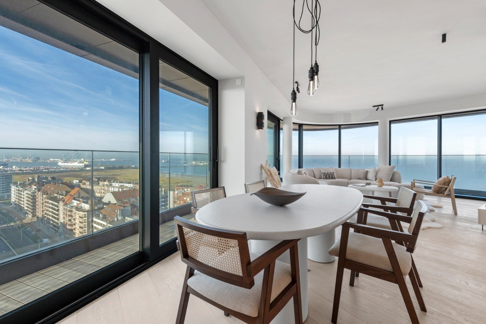 Luxueus afgewerkt appartement in de prestigieuze Heldentoren - 15e verdiep - zicht op zee! foto {{pictureIndex}}