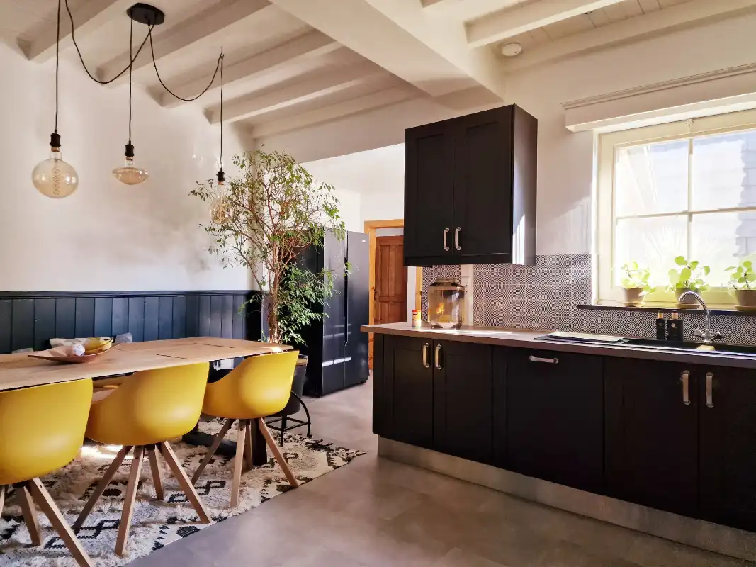 Handelspand met uitzonderlijke visibiliteit & ruim appartement – Toplocatie foto 13