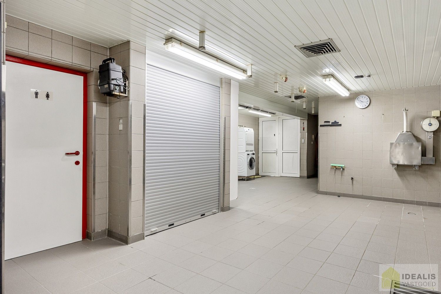 IDEALIS VASTGOED - Aangenaam instapklaar duplexappartement met winkelruimte/werkatelier te Opitter, Bree. Dit ruime duplexappartement omvat +-140 m² netto bewoonbare oppervlakte. Dit multifunctionele pand biedt tal van mogelijkheden dankzij de winkelruimte/het werkatelier van maar liefst +-200m² die vroeger dienst deed als slagerij. Uiterst geschikt voor kandidaten op zoek naar een instapklare woonruimte mét handelsruimte op een gunstige locatie midden in hartje Opitter, Bree! Mogelijkheid wijziging tot ééngezinswoning mits het verkrijgen van een omgevingsvergunning. foto 26