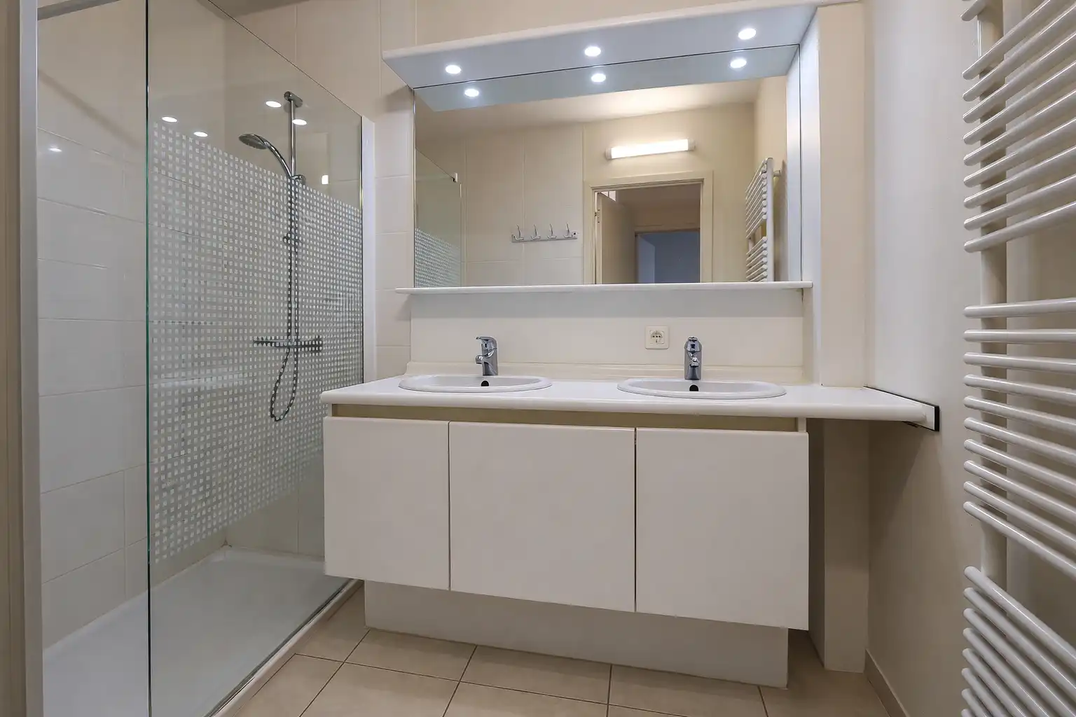 Bijzonder ruim (90 m²), hedendaags 2-slaapkamerappartement met prachtig frontaal zicht op zee. foto 6