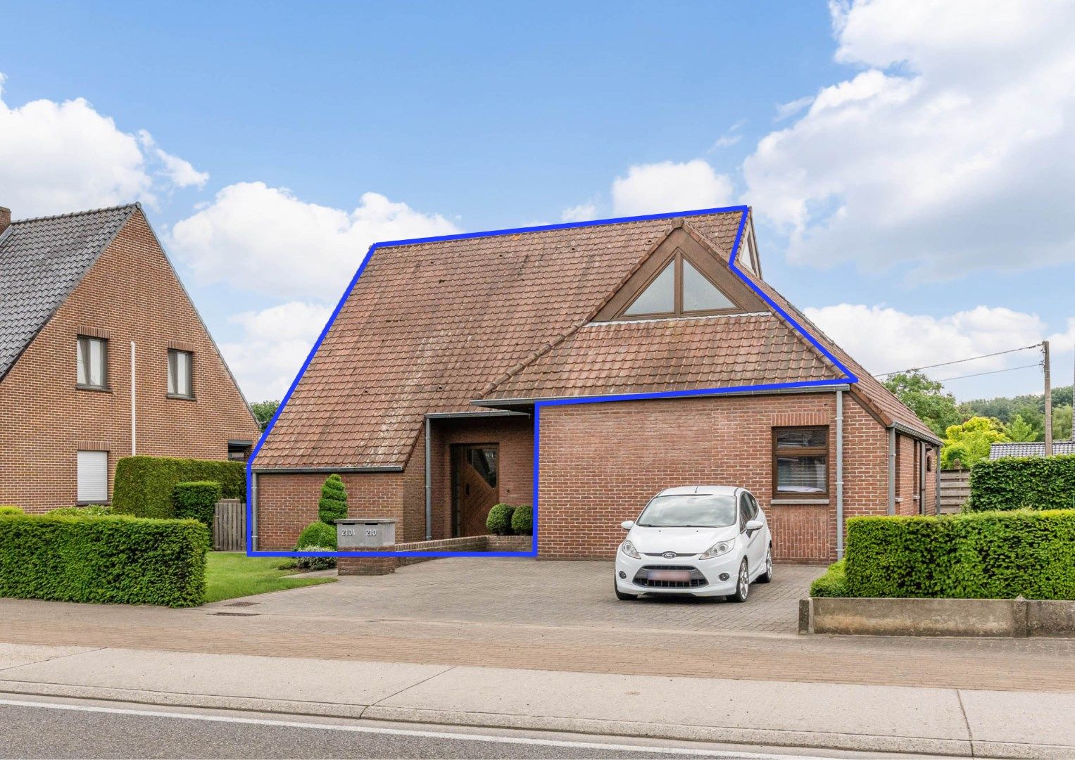Comfortabel gebouw, onderverdeeld in een gelijkvloers appartement en een woning (210 + 210A), op een perceel van 9a60 met diverse mogelijkheden (kangoeroewoning foto 18