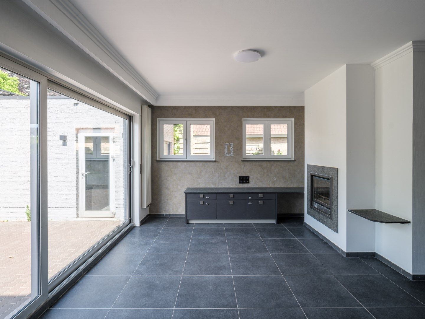 Volledig gerenoveerde, instapklare gezinswoning met grote tuin en dubbele garage foto 3