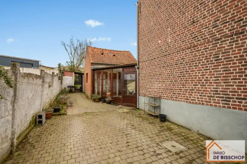 Te renoveren half open bebouwing met 3 slaapkamers, tuin en garage. foto 14