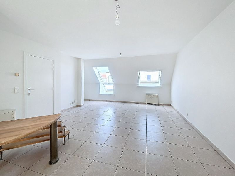 Knus instapklaar DAKAPPARTEMENT met 1 slaapkamer nabij station foto 2