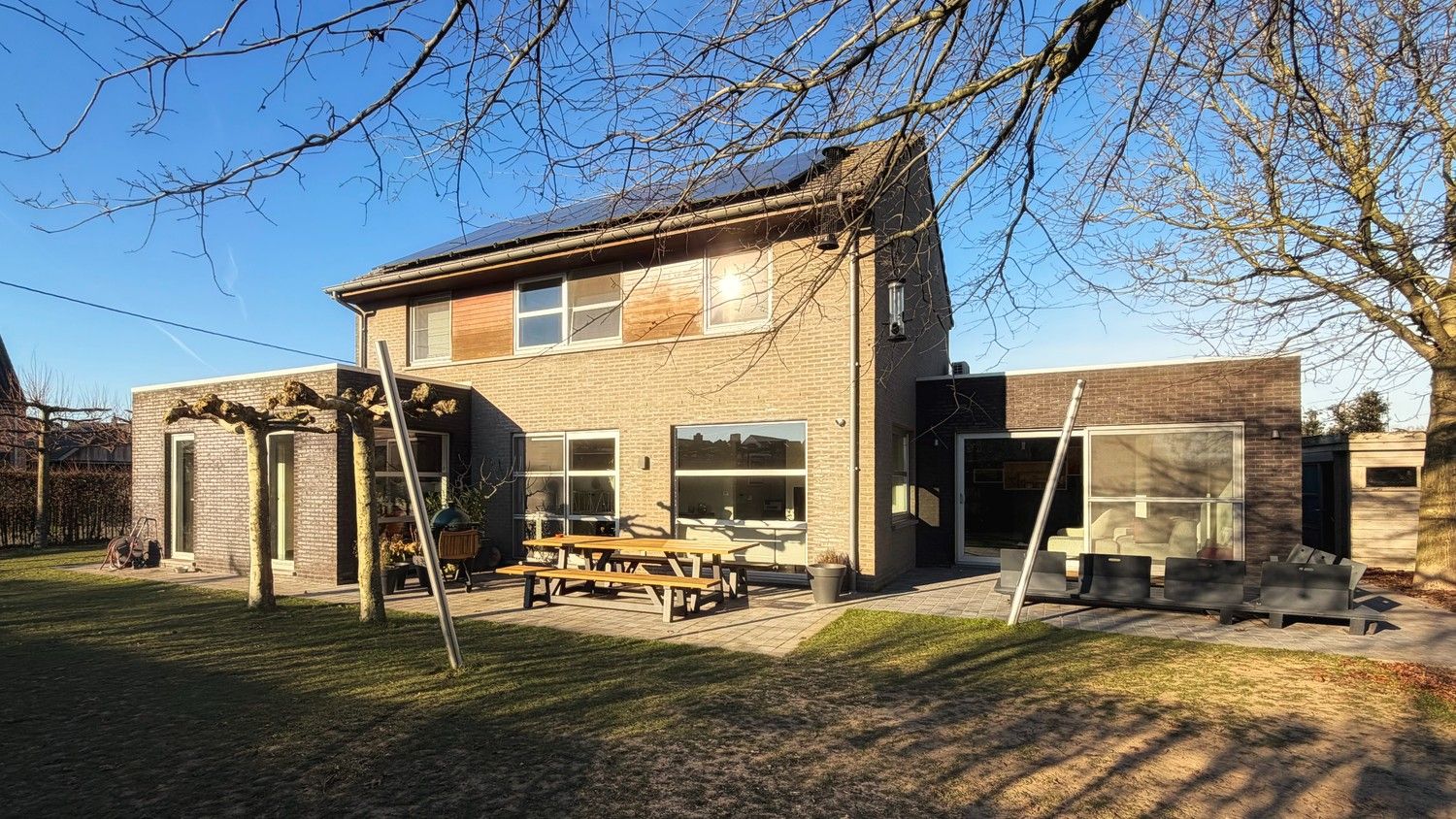 Instapklare gezinswoning met 4 slaapkamers en zongerichte tuin. foto {{pictureIndex}}