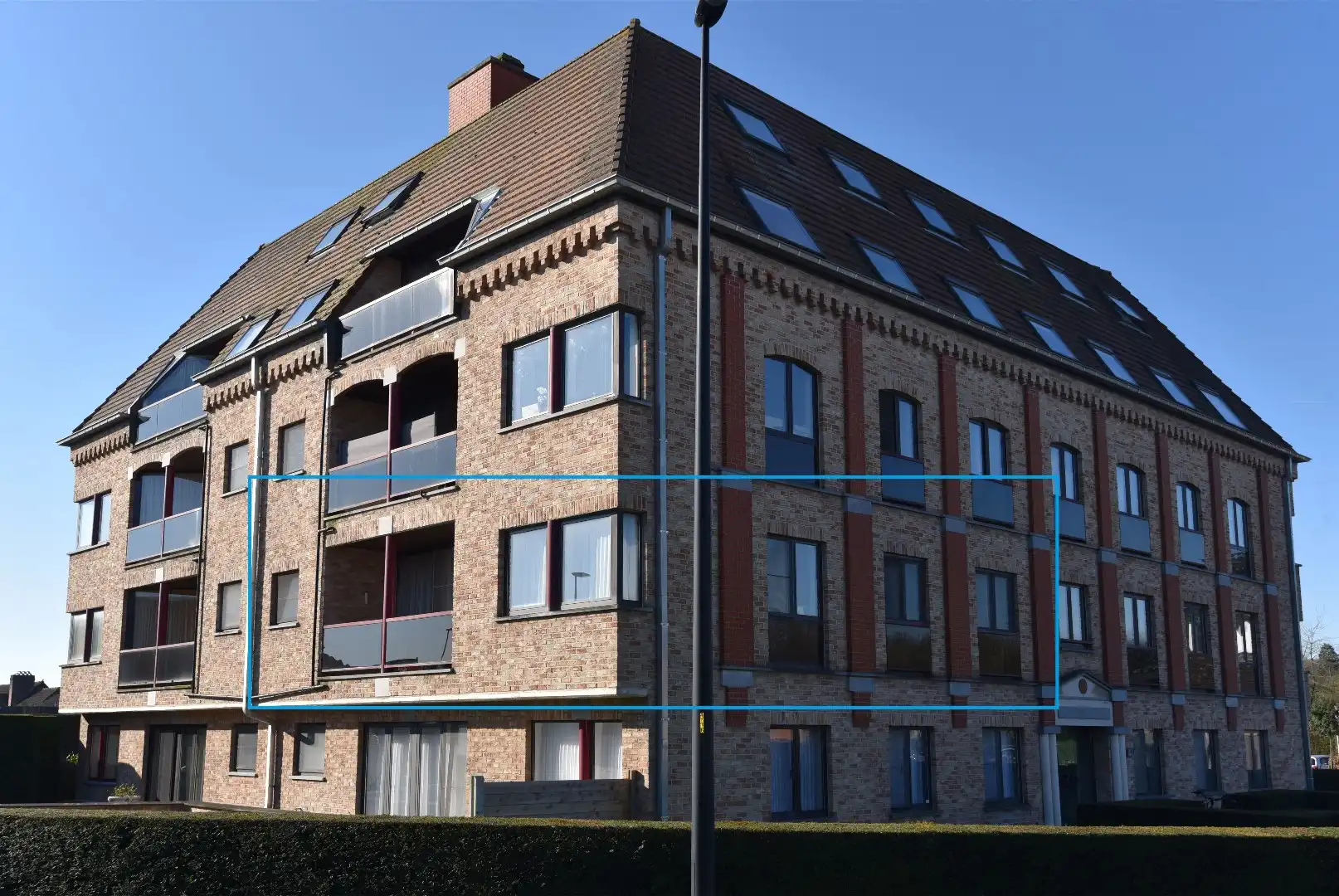 Ruim appartement met 2 slpks en ondergrondse autostaanplaats foto {{pictureIndex}}