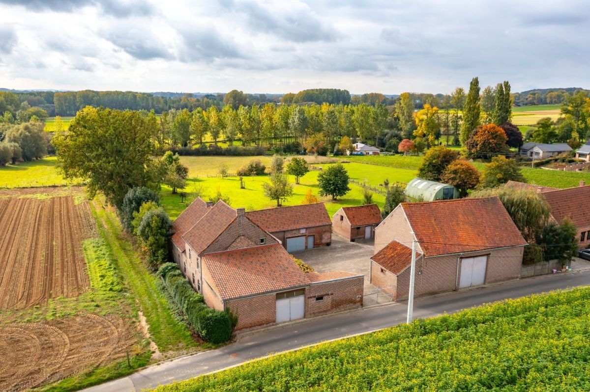 Hoofdfoto van de publicatie: Hoeve vergund voor zonevreemd wonen te koop te Geraardsbergen