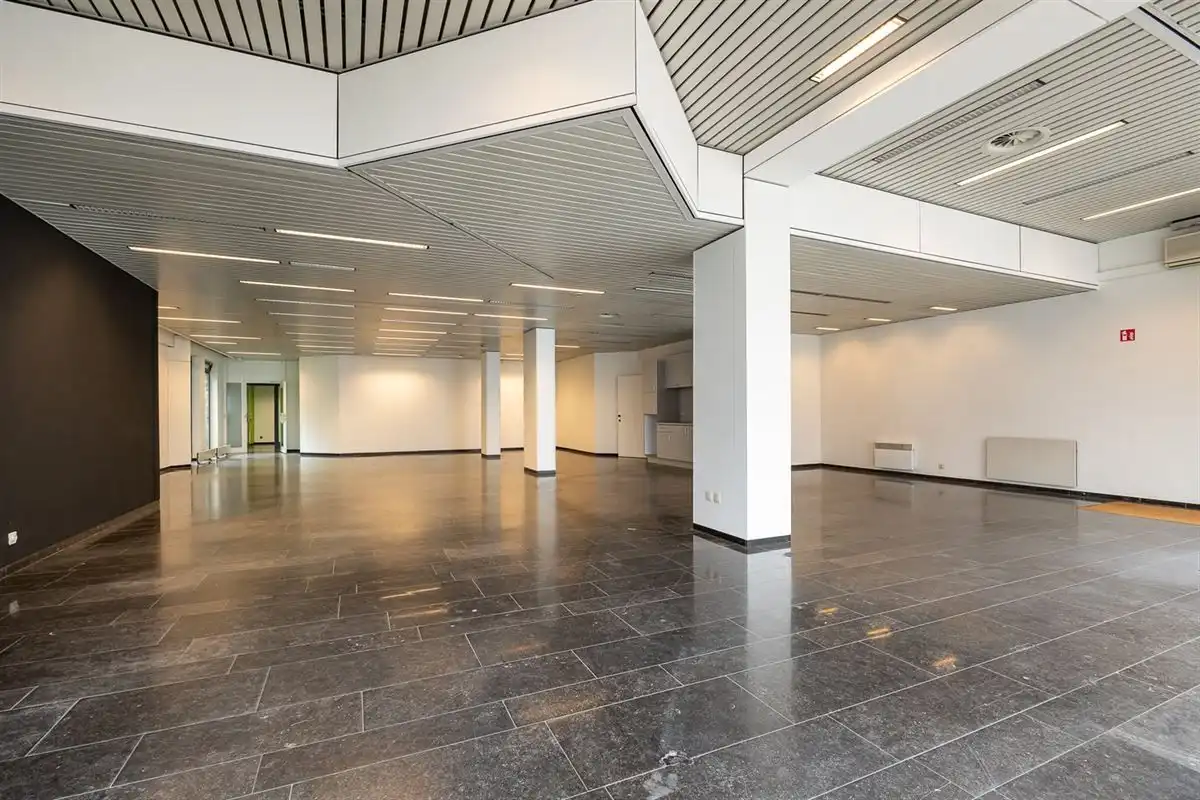 HANDELSGELIJKVLOERS MET PARKING foto 6