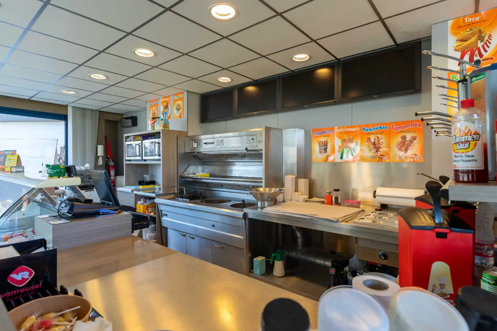 Puur frituur, uiterst goed gelegen met woonst en parking te Sint-Jozef! foto 10