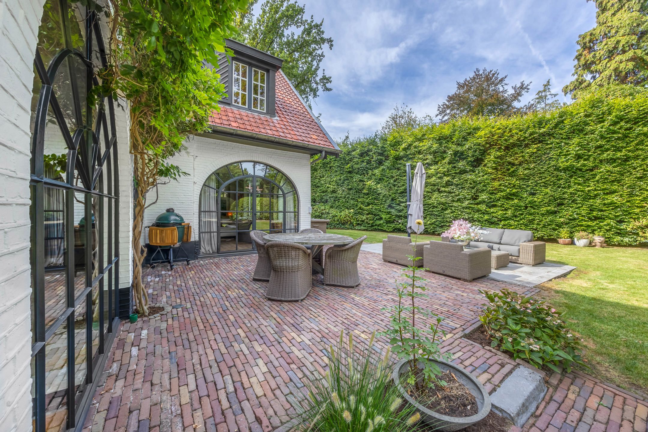Karaktervolle villa op ca 1.780 m² met bijgebouw en garage foto 6