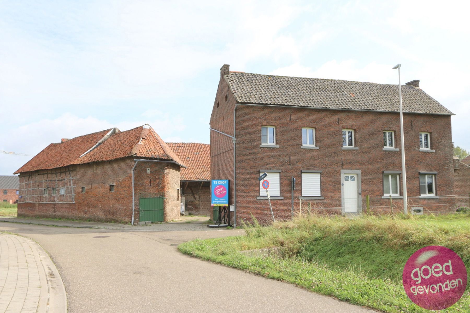 AUTHENTIEKE HOEVE MET WOONST EN GROND - PRACHTIGE LIGGING foto 1