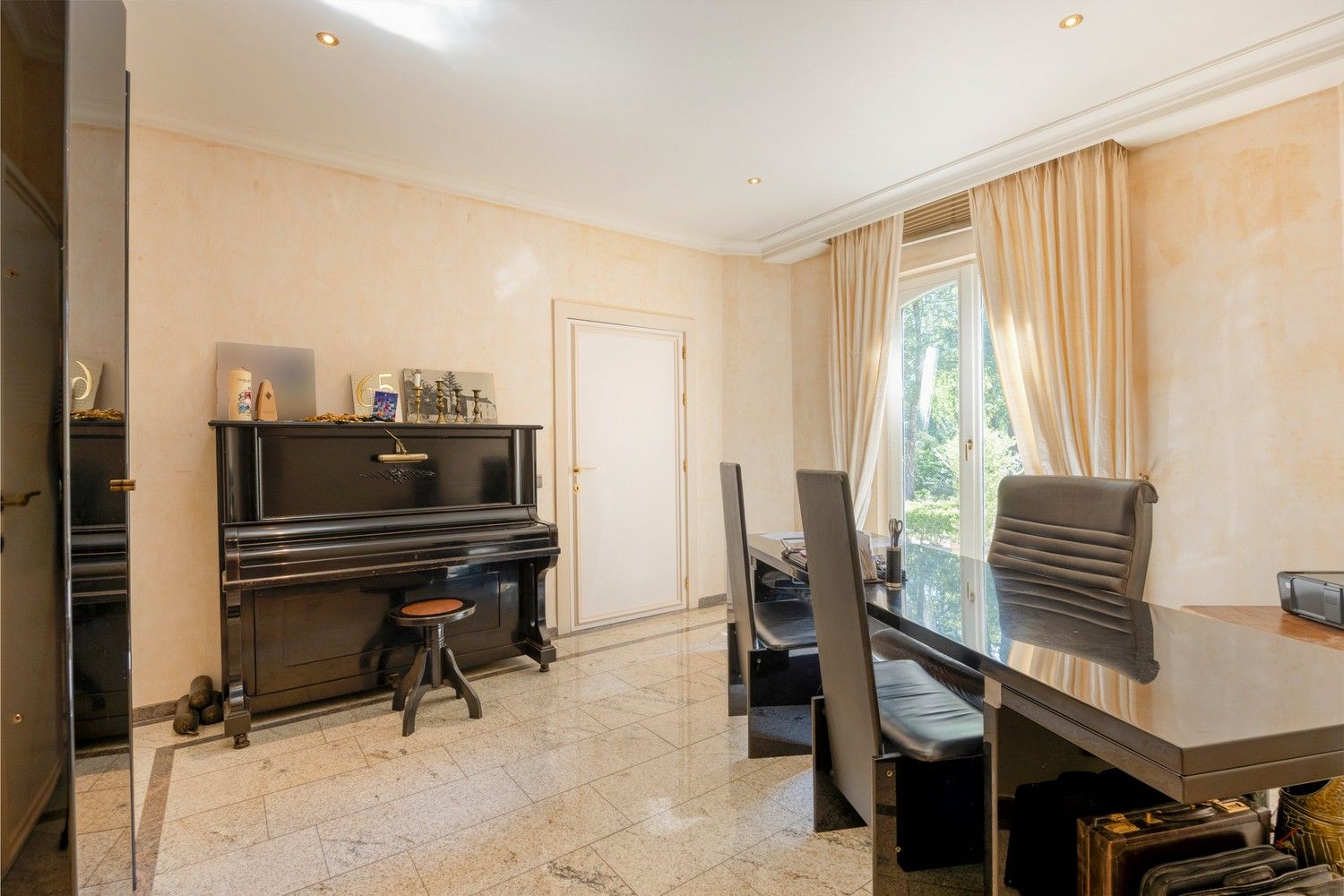 Exclusieve, royale villa in prestigieuze villawijk te Maasmechelen foto 15