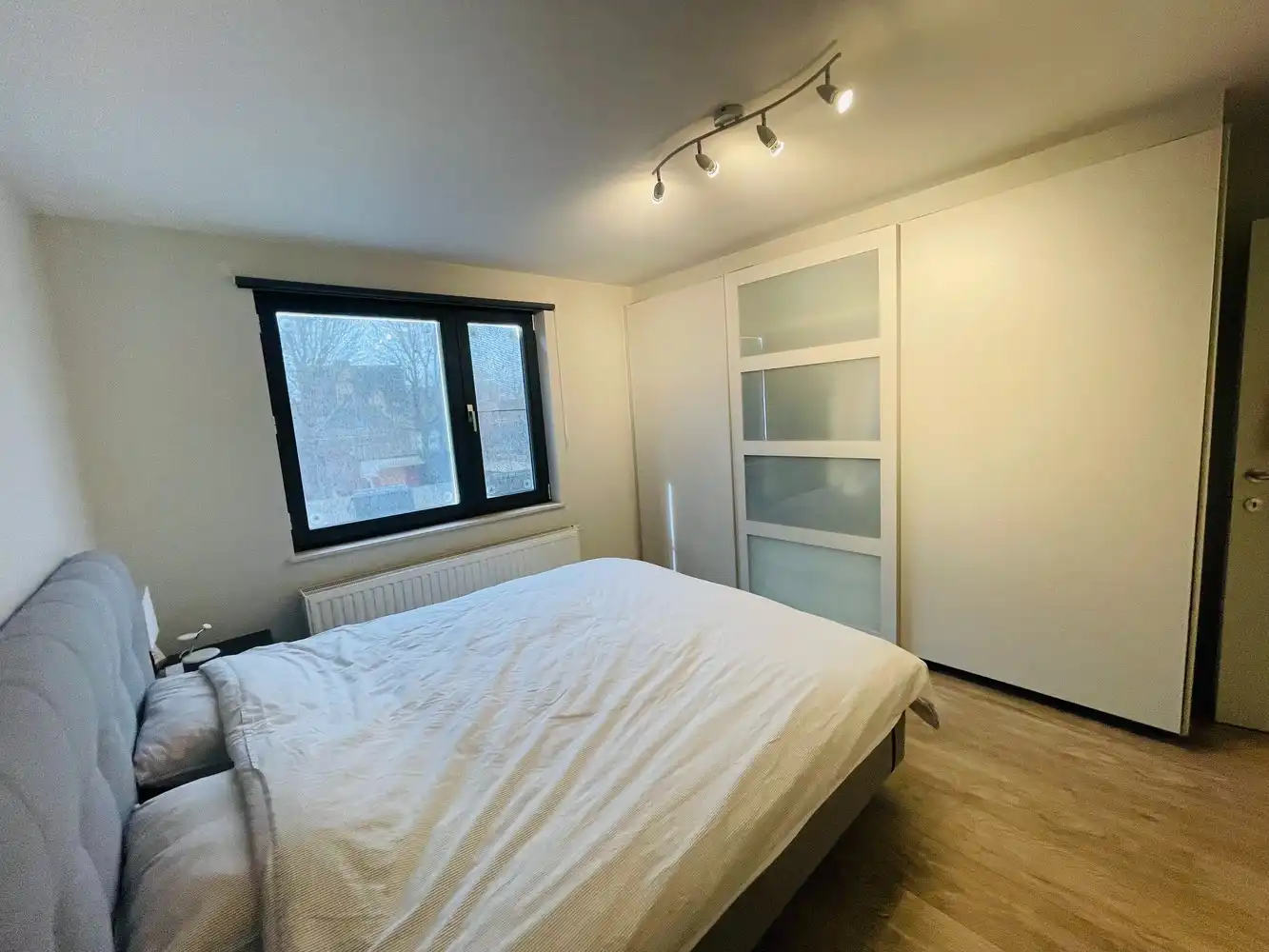 Brugge centrum, aan de Noordzandstraat, vlakbij alle winkels 'tZand  UITZONDERLIJK RUIM WOONHUIS /APPARTEMENT  MET HUISLIFT , 4 slaapkamers + bureau , living van 65m², modern ingerichte grote eet en kookkeuken Zalig wonen!  living van 65m²en zuidgericht terrasZlit terras van 65 m², volledig ingerichte eet-en kookkeuken van 34m²,  grote fietsenberging foto 10