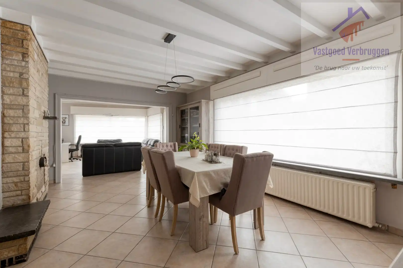 Ruime woning met dubbele loods foto 6