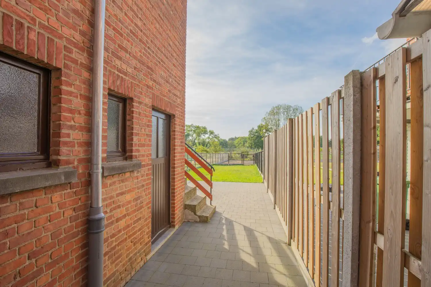 Gerenoveerde halfopen bebouwing met 3 slaapkamers, tuin en 2 autostaanplaatsen! foto 22