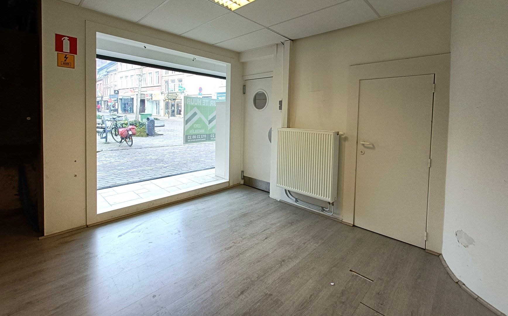 OPVALLEND GELEGEN WINKELRUIMTE foto 6