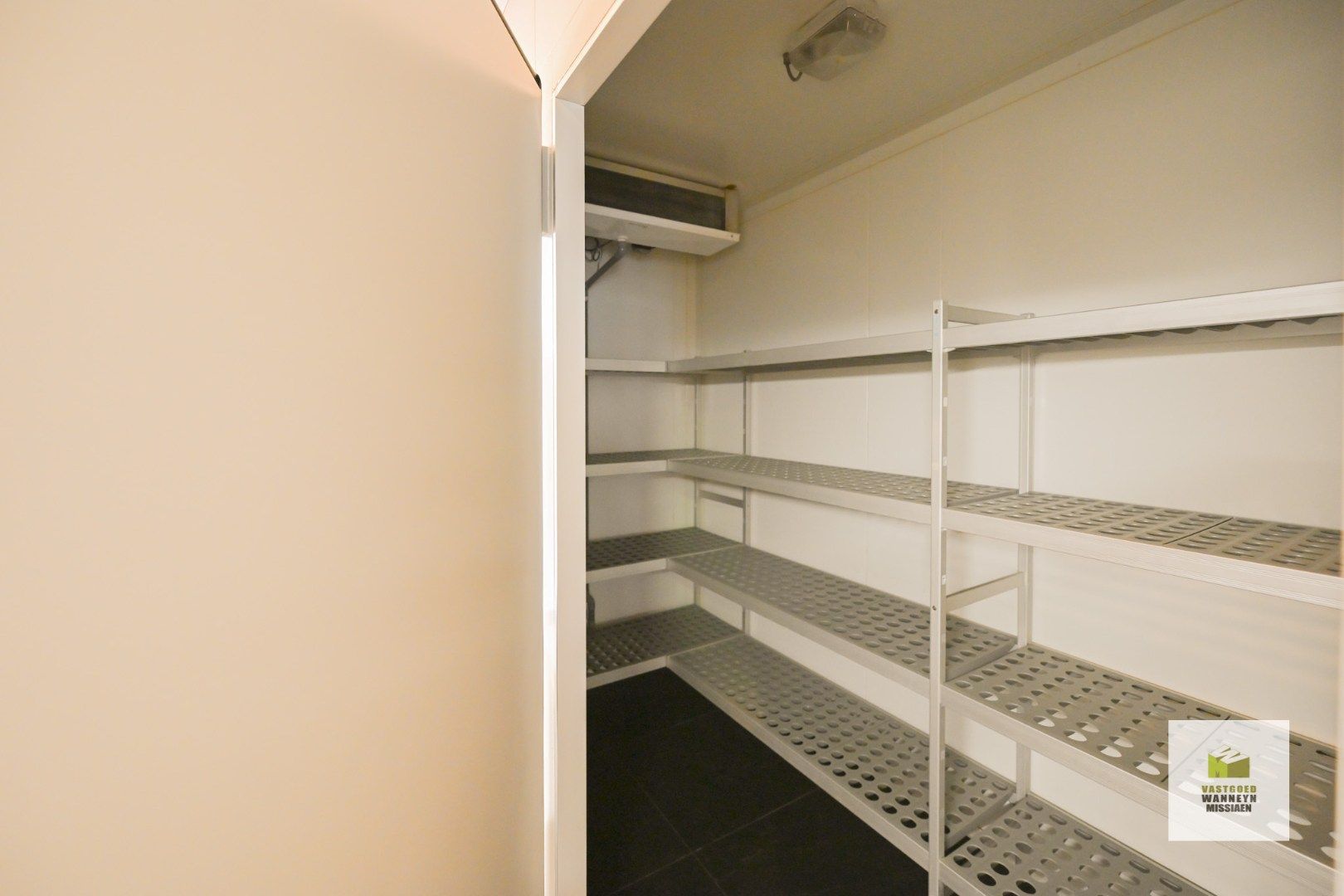 Instapklaar handelspand (80 m2) momenteel ingericht als traiteurszaak foto 13