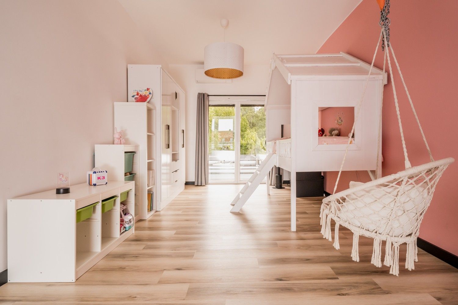Ruime gerenoveerde woning met 4 slaapkamers en prachtige tuin foto 16