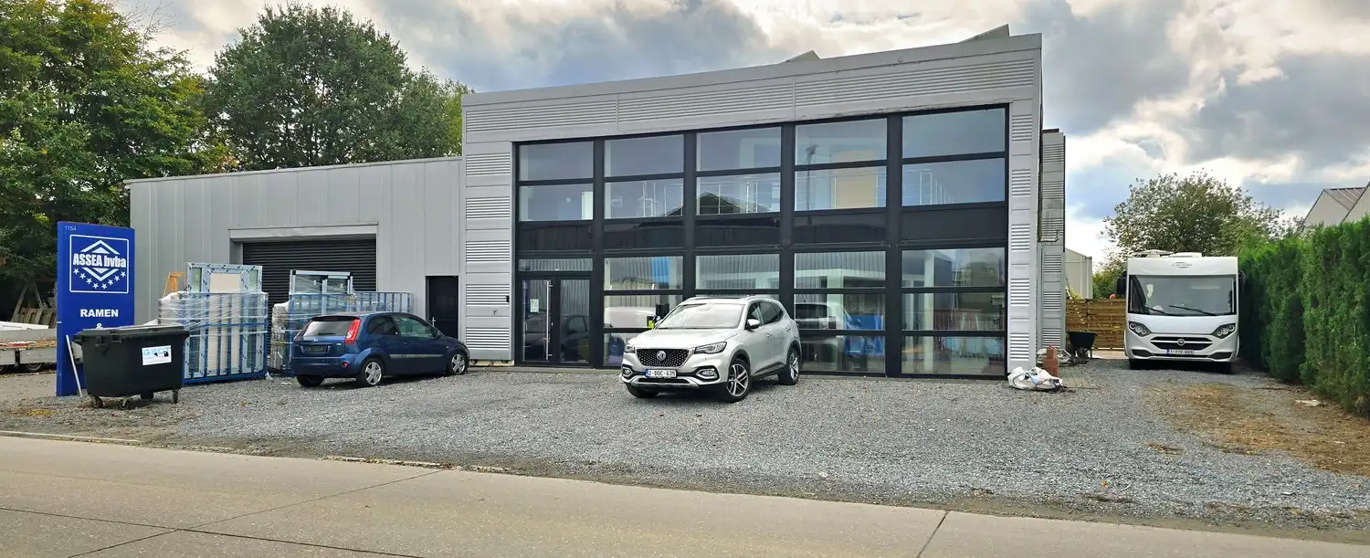 Strategisch goed gelegen bedrijfsgebouw met woonst in Herk-de-Stad foto {{pictureIndex}}