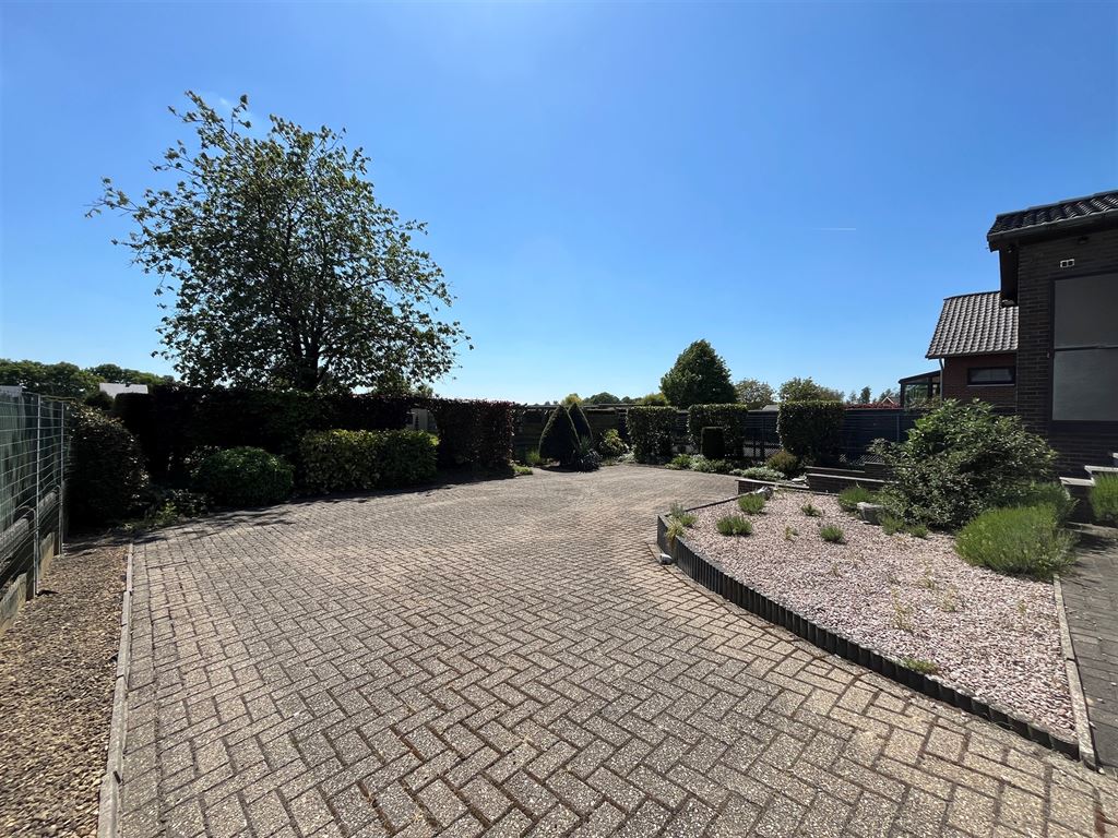 Vrijstaande, gelijkvloerse gezinswoning foto 2