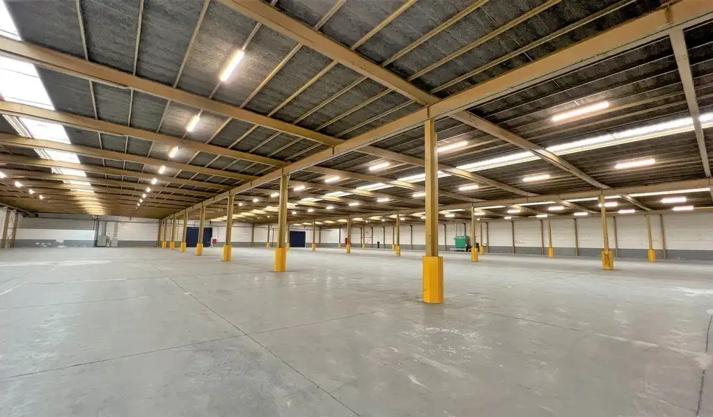 Magazijn met laadkade te huur vlakbij afrit E17 te Sint-Niklaas foto 5