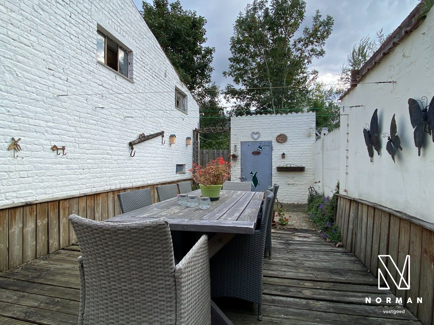 Halfopen woning met 3 slaapkamers, bijgebouw/atelier en grote voorkamer voor eventuele handelszaak foto 3