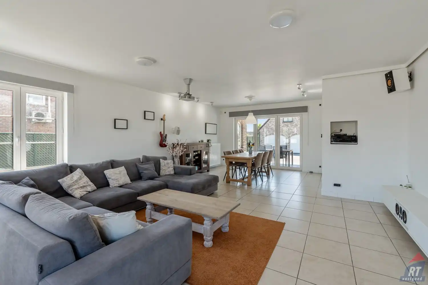 Zeer ruime, instapklare gezinswoning met  4 tot 5 slaapkamers foto 4