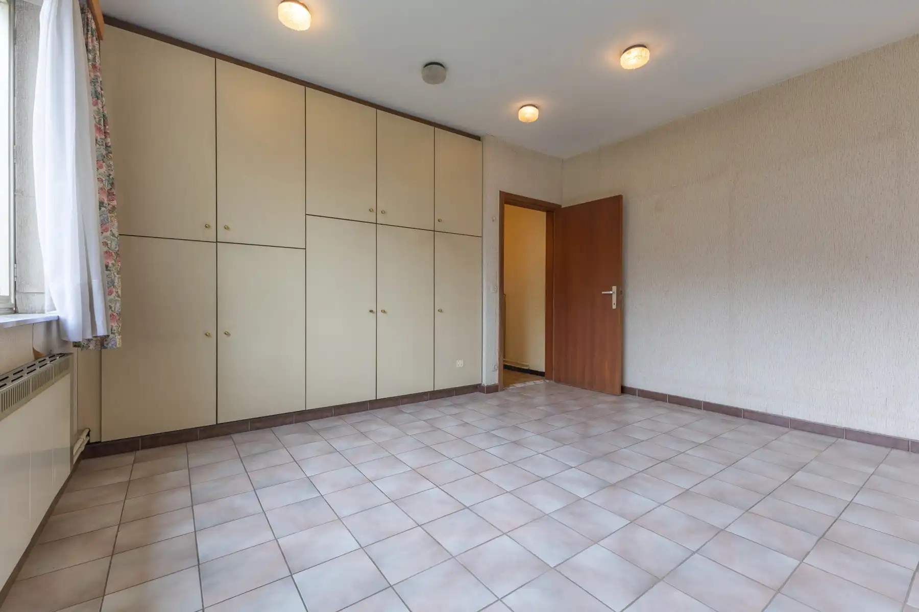 Zeer ruime woning met 5 slaapkamers, garage en tuin foto 22