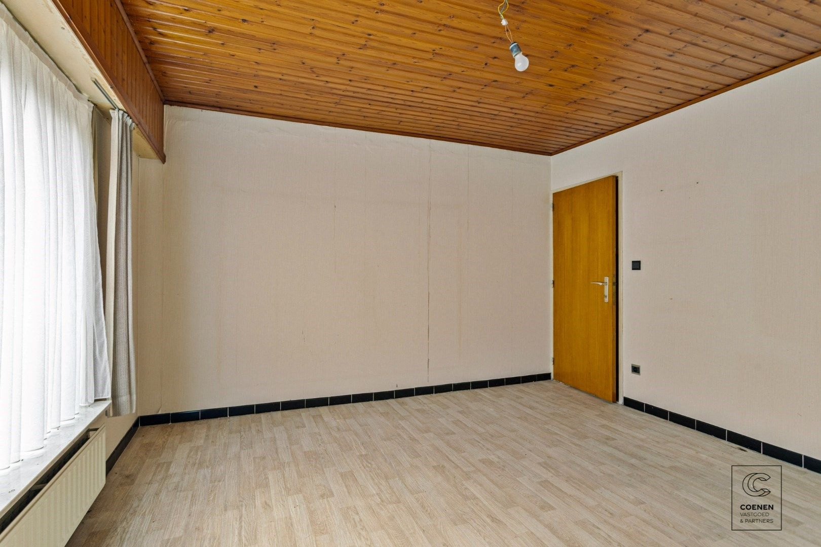 Te renoveren woning met 4a5 slpk's, bew. opp. van 236m² op een perceel van maar liefst 4.057 m² te Westmalle! foto 10