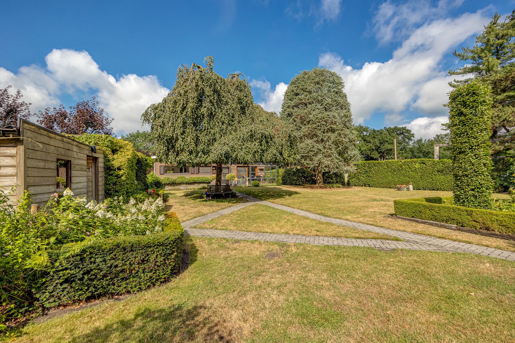 Laagbouwwoning met 4 slaapkamers op een perceel van 2.148m². foto 23