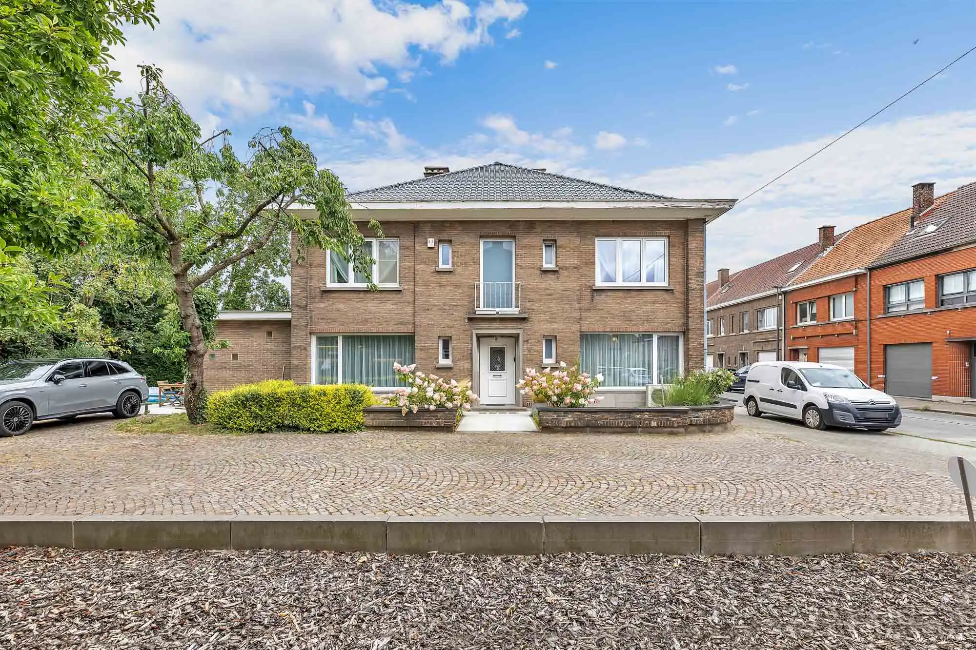 Gerenoveerde woning met 4 slpks op strategische locatie! foto {{pictureIndex}}