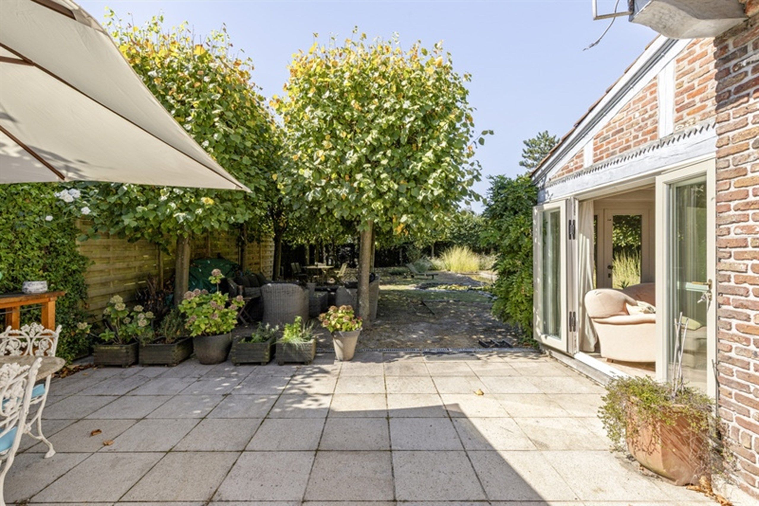 Elegante villa op toplocatie met dubbele garage foto 23