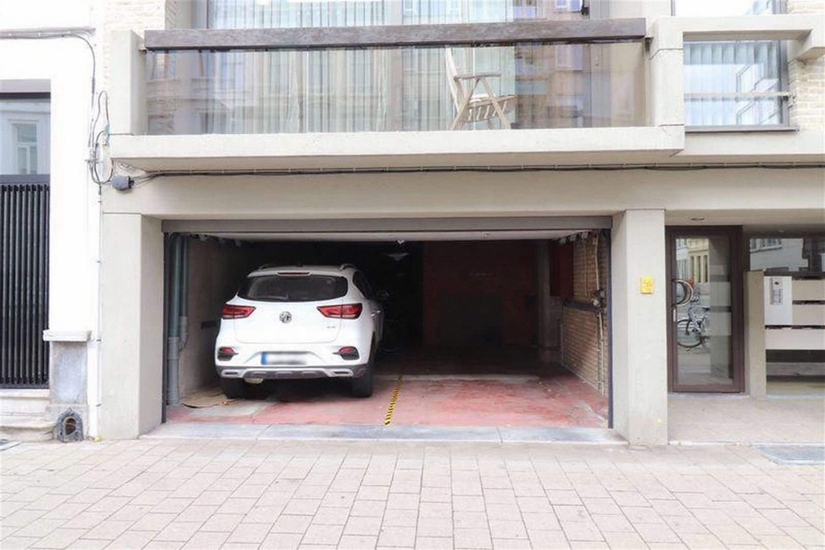 Autostaanplaats in afgesloten garage  foto 3