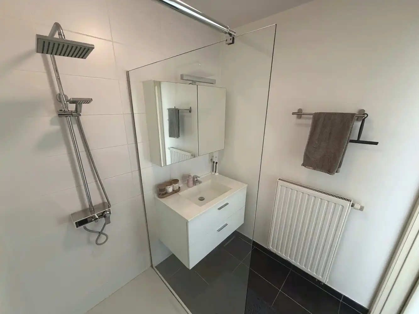 Modern appartement met 2 slaapkamers, garage en ideale ligging in het hart van Hasselt! Te huur voor een comfortabele levensstijl. foto 13