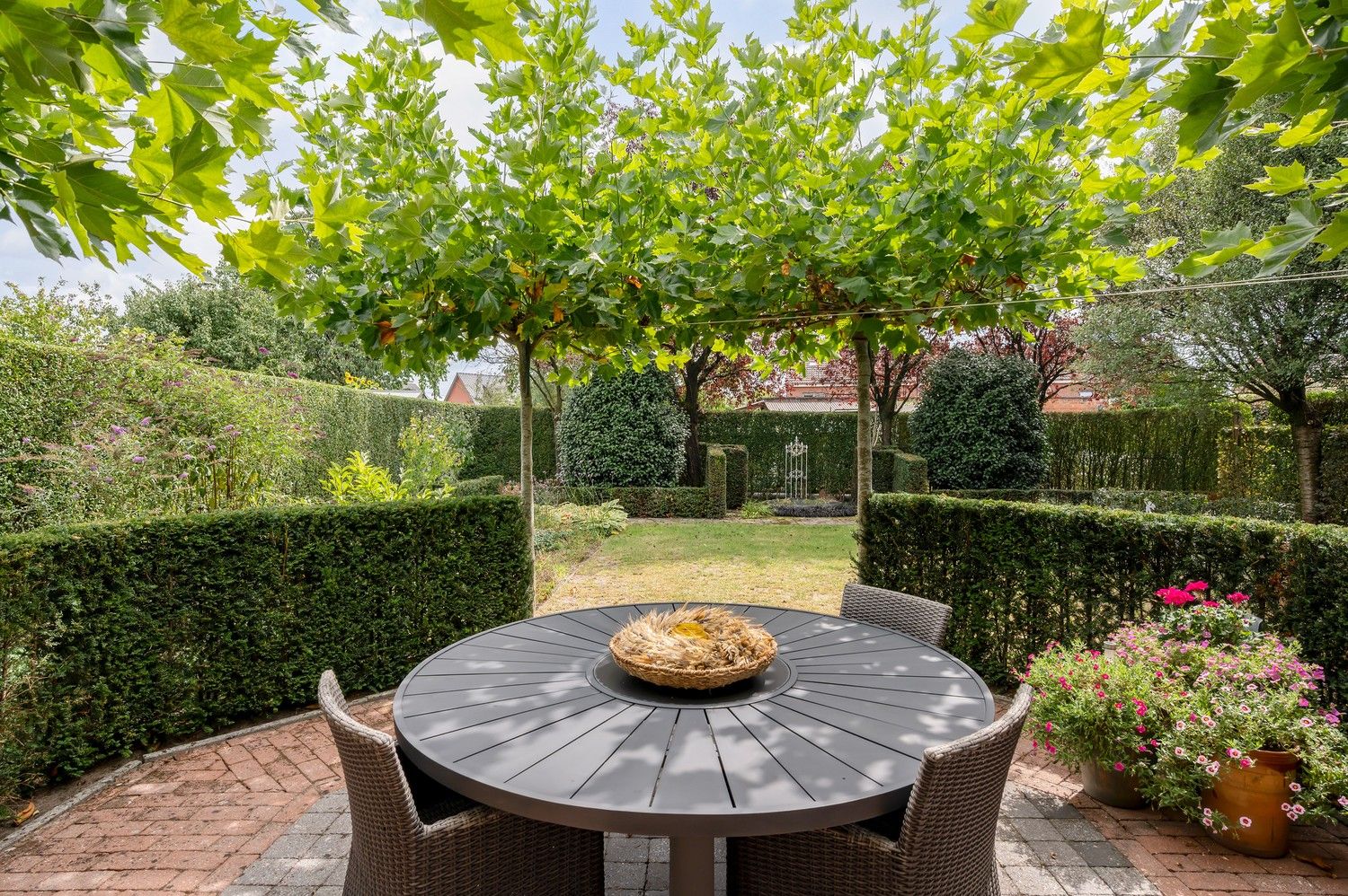 Ruime gezinswoning op breed en groot perceel van 1122m² foto 32