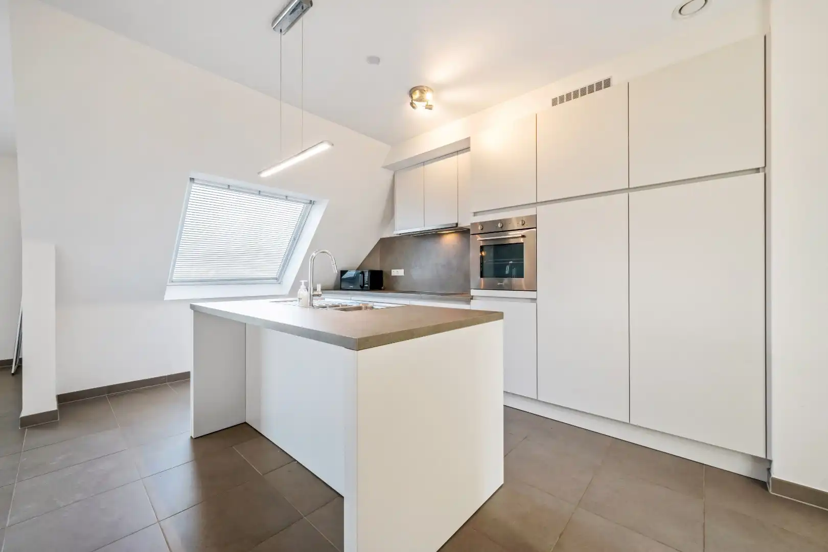 Recent appartement met autostaanplaats in Sint-Kruis foto 4