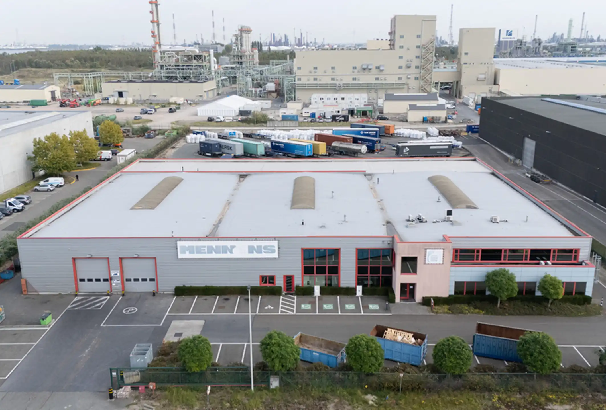 Kantoren  460m² & magazijn 3000m² te huur op 5992m² grondopp foto {{pictureIndex}}