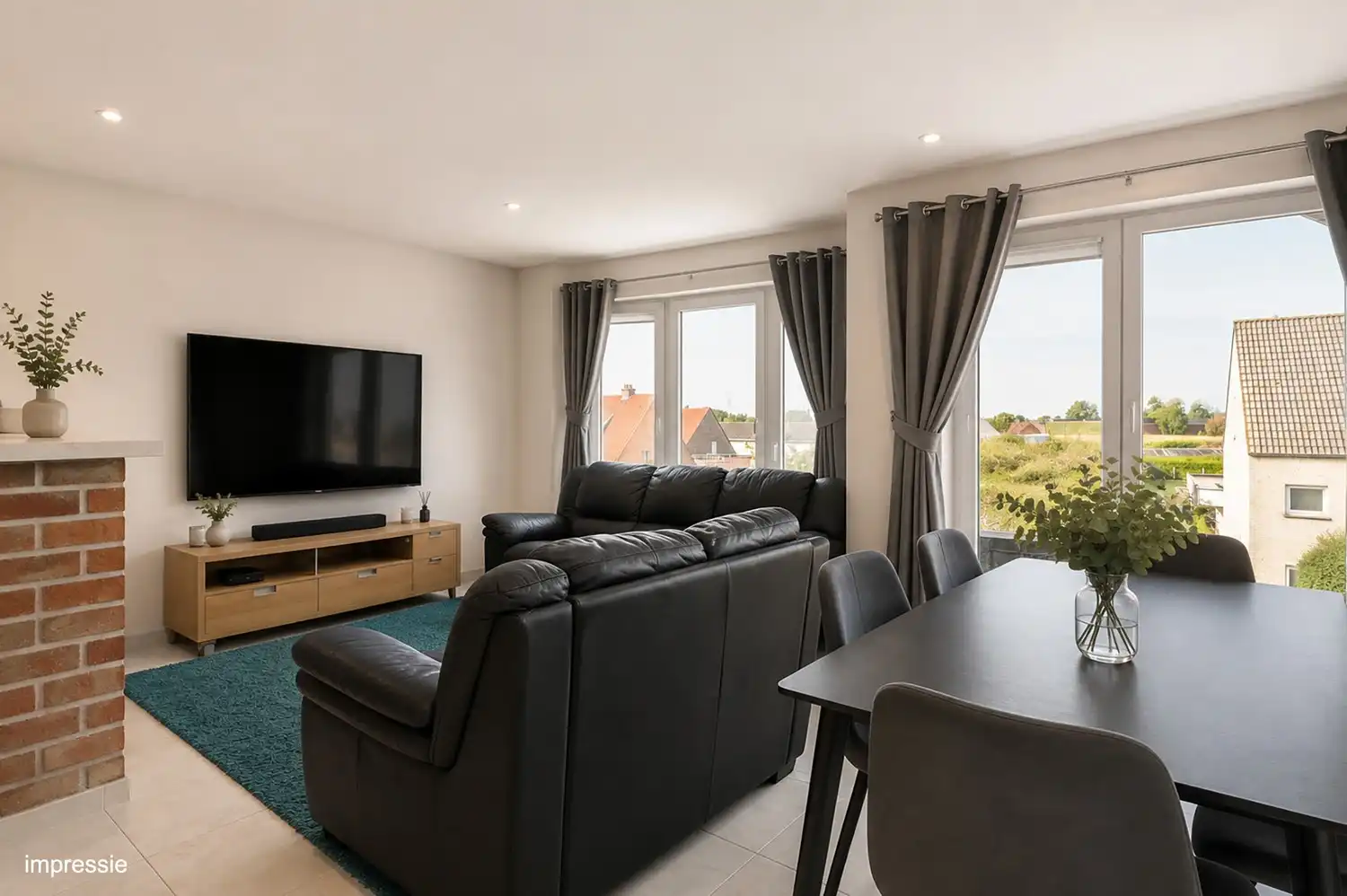 Instapklaar 2-slaapkamer appartement met royale garagebox en autostaanplaats! foto 3