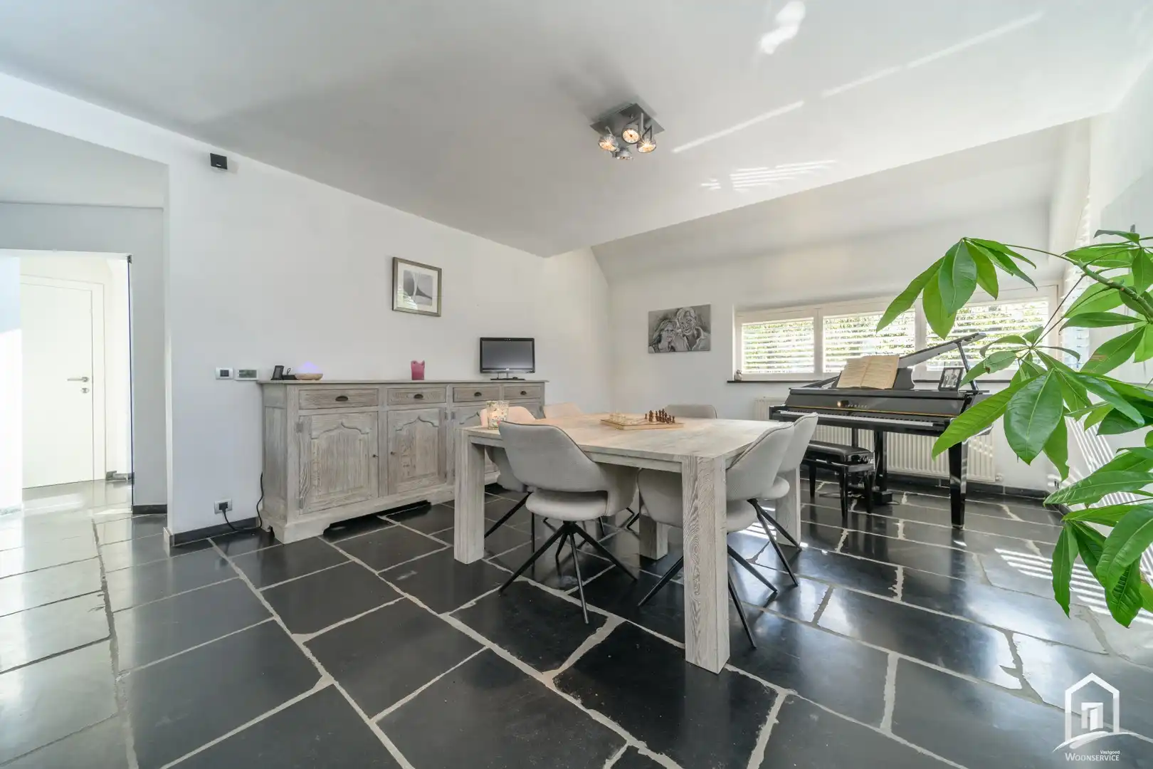 Instapklare villa met 3 SLK's, garage en riante tuin met zwembad foto 6