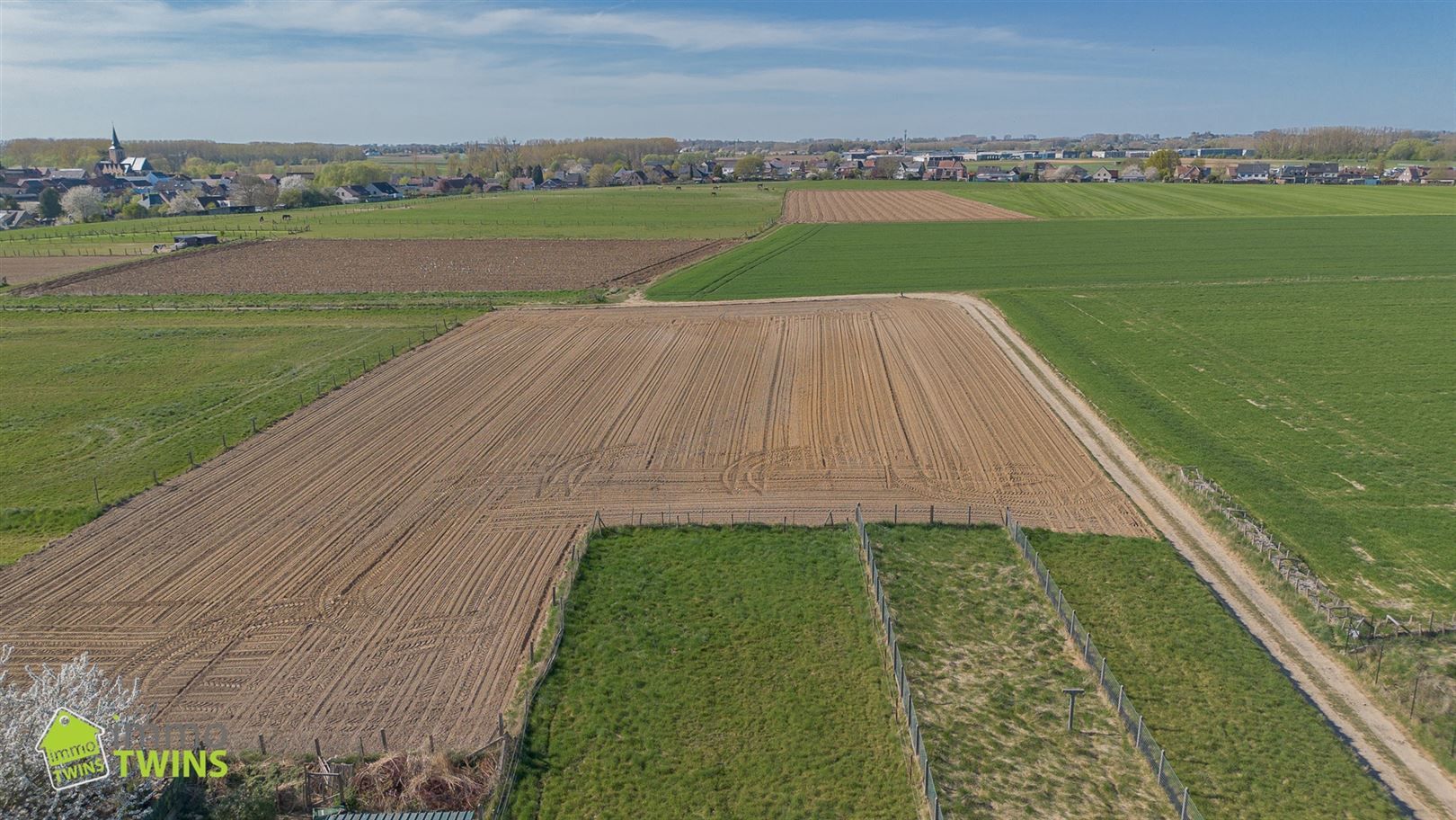 Bouwgrond halfopen bebouwing met weids groenzicht te Ninove foto 2