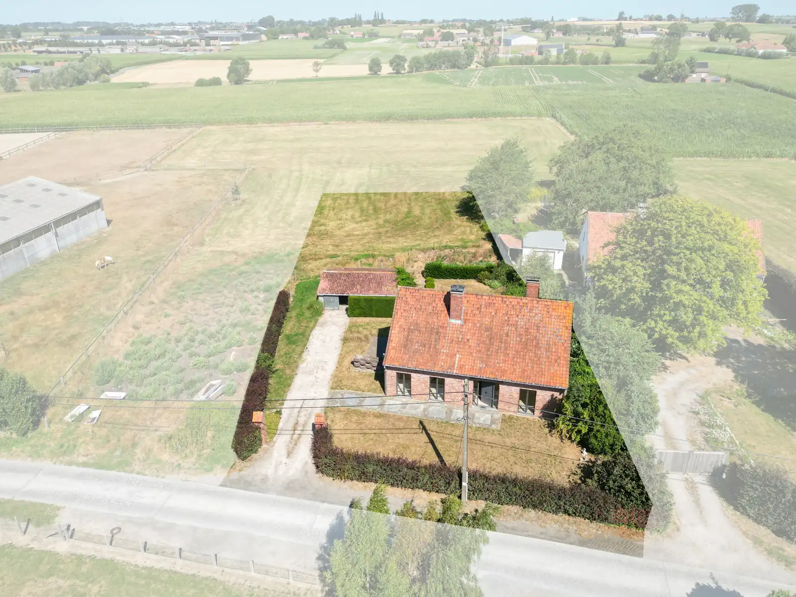 Grondig te renoveren woning met bijgebouwtje op ca 1.800 m² foto 3