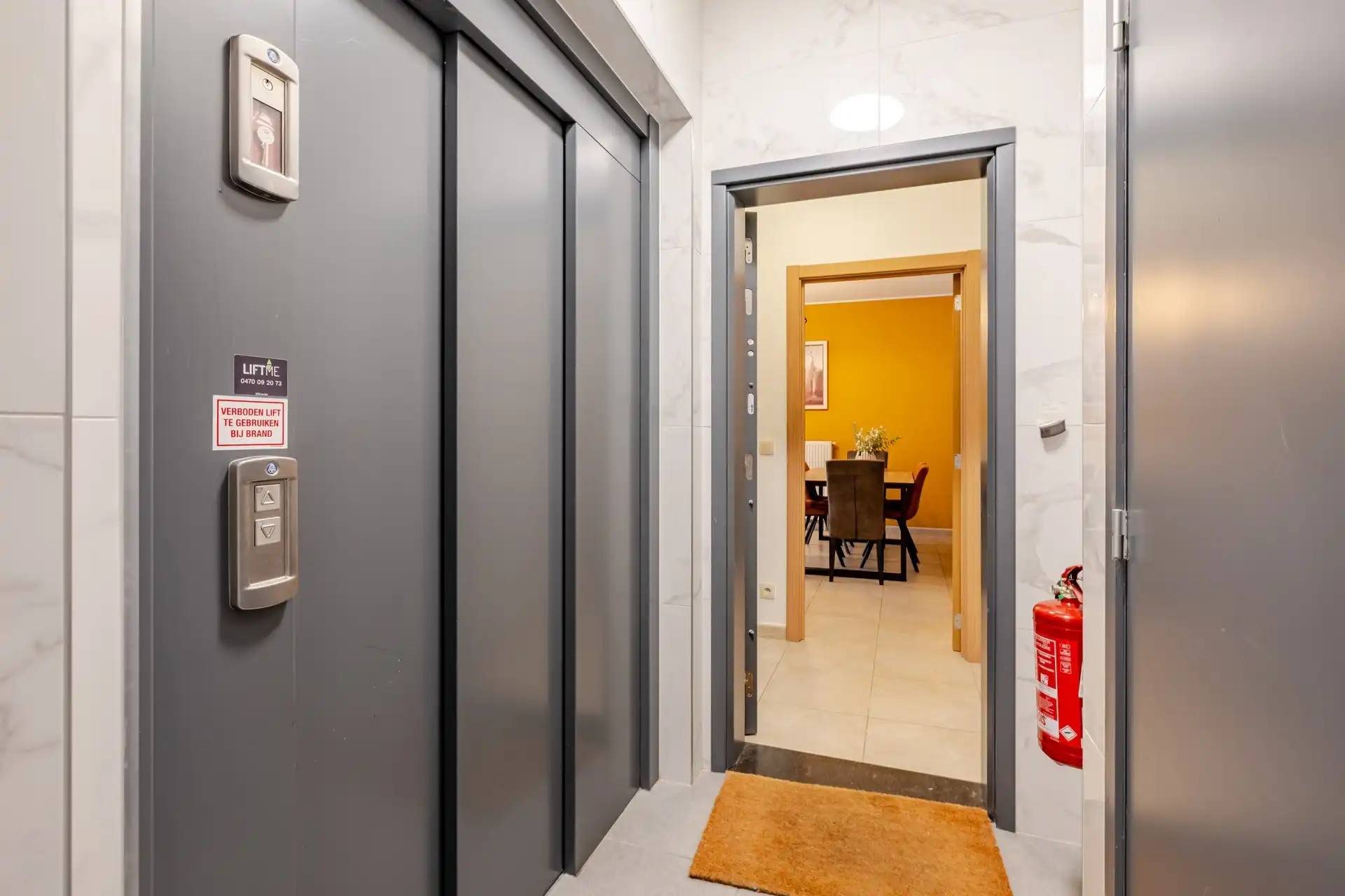 Instapklaar gelijkvloers appartement met 2 slaapkamers, ruim terras en ondergrondse staanplaats in hartje Aalst foto 2