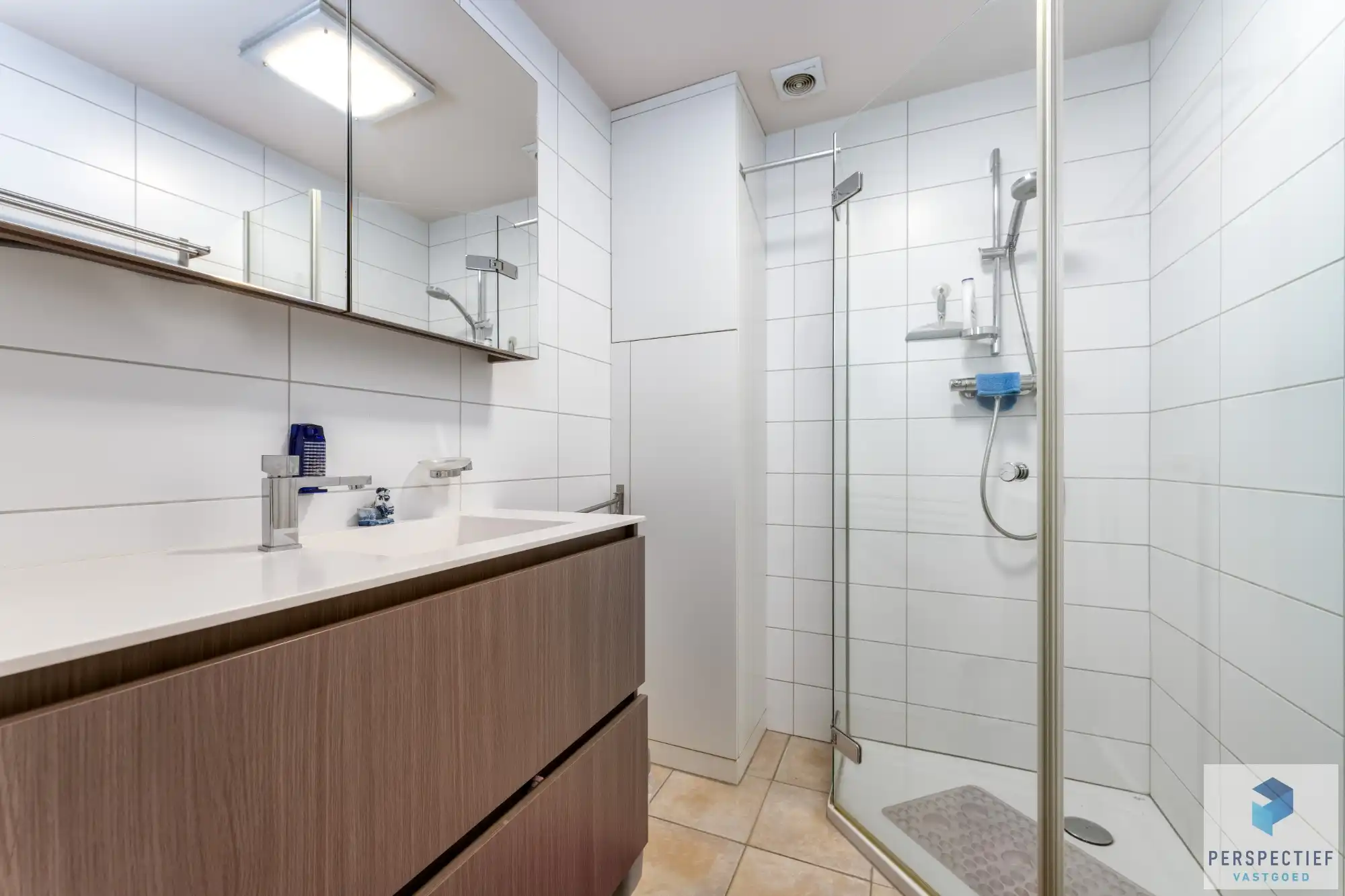Goed gelegen ruim vernieuwd 2 slaapkamer appartement met grote berging en autostaanplaats foto 16