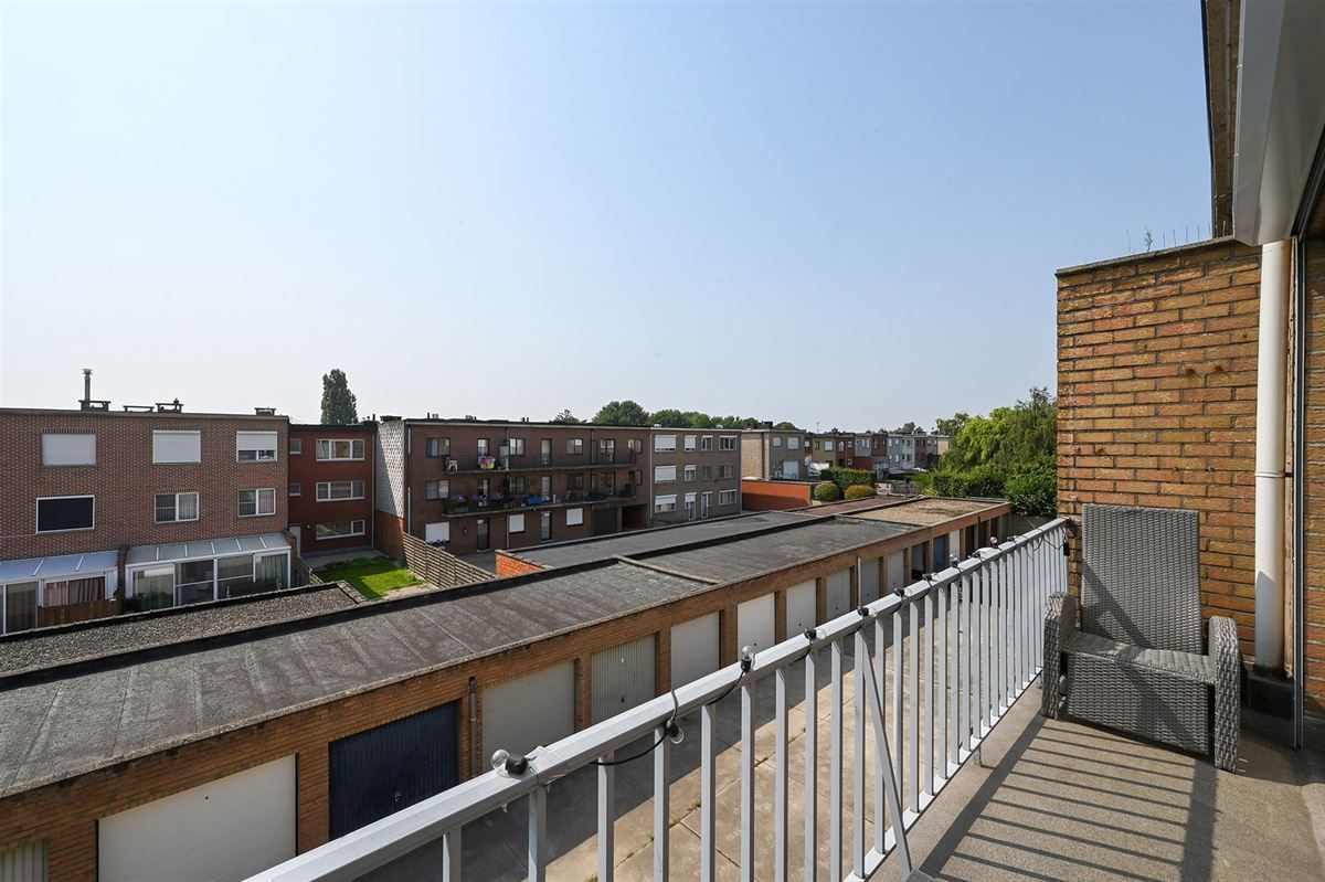 Totaal gerenoveerd appartement in rustige straat foto 14