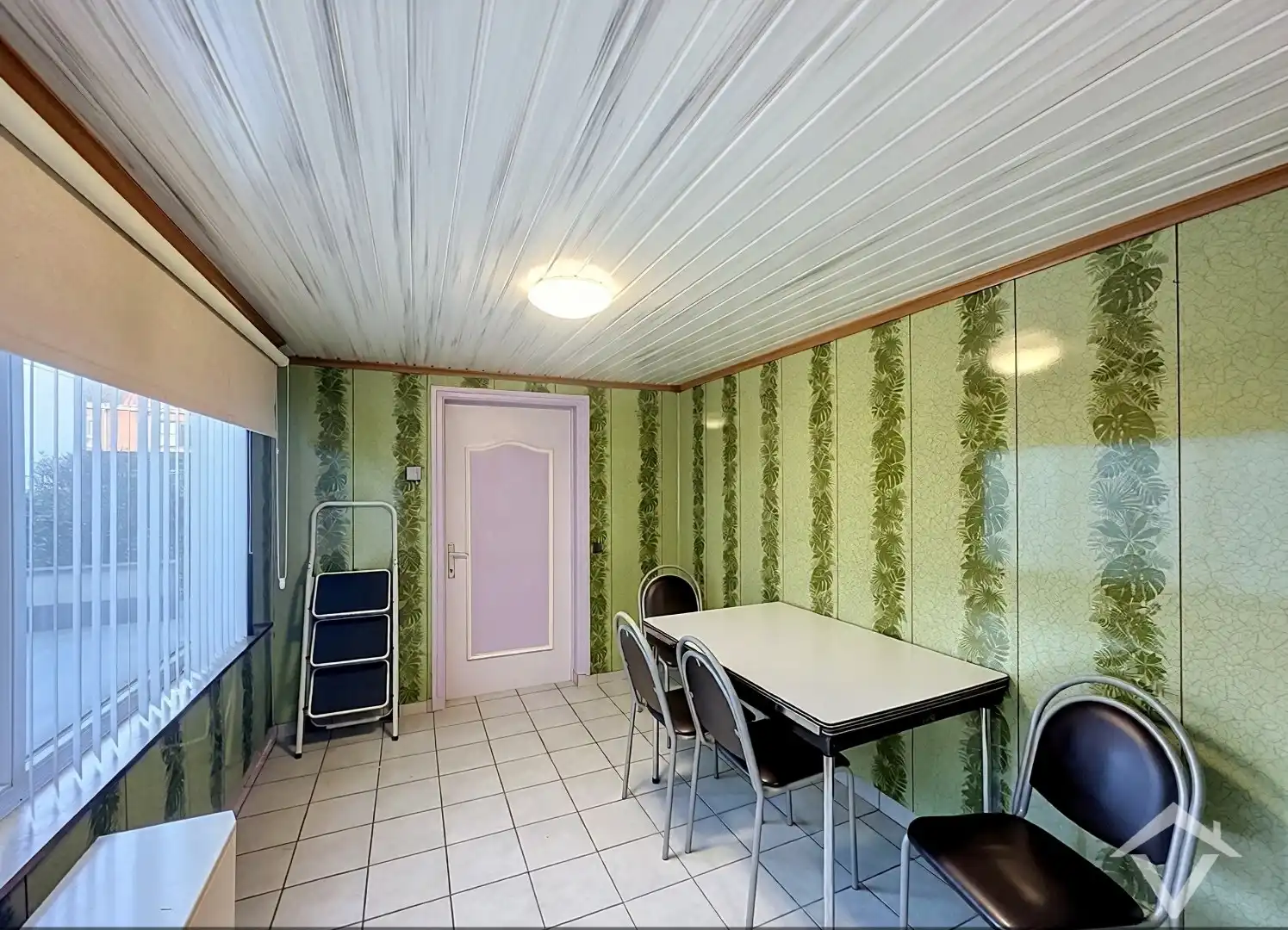 Licht op te frissen rijwoning met 3 slaapkamers, zolder en garage te Zedelgem foto 7