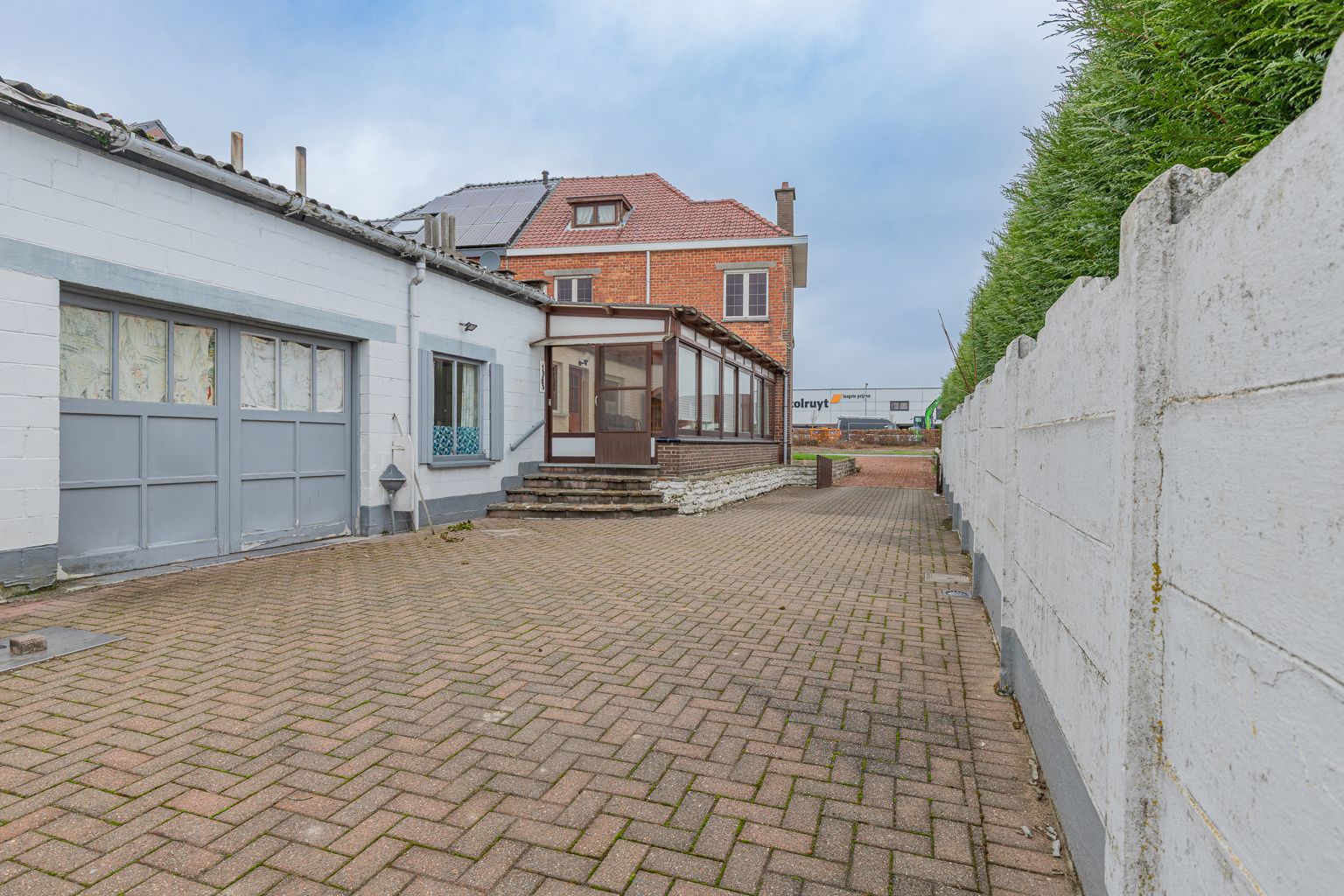 Ruime te renoveren gezinswoning met 4 slpks! foto 24