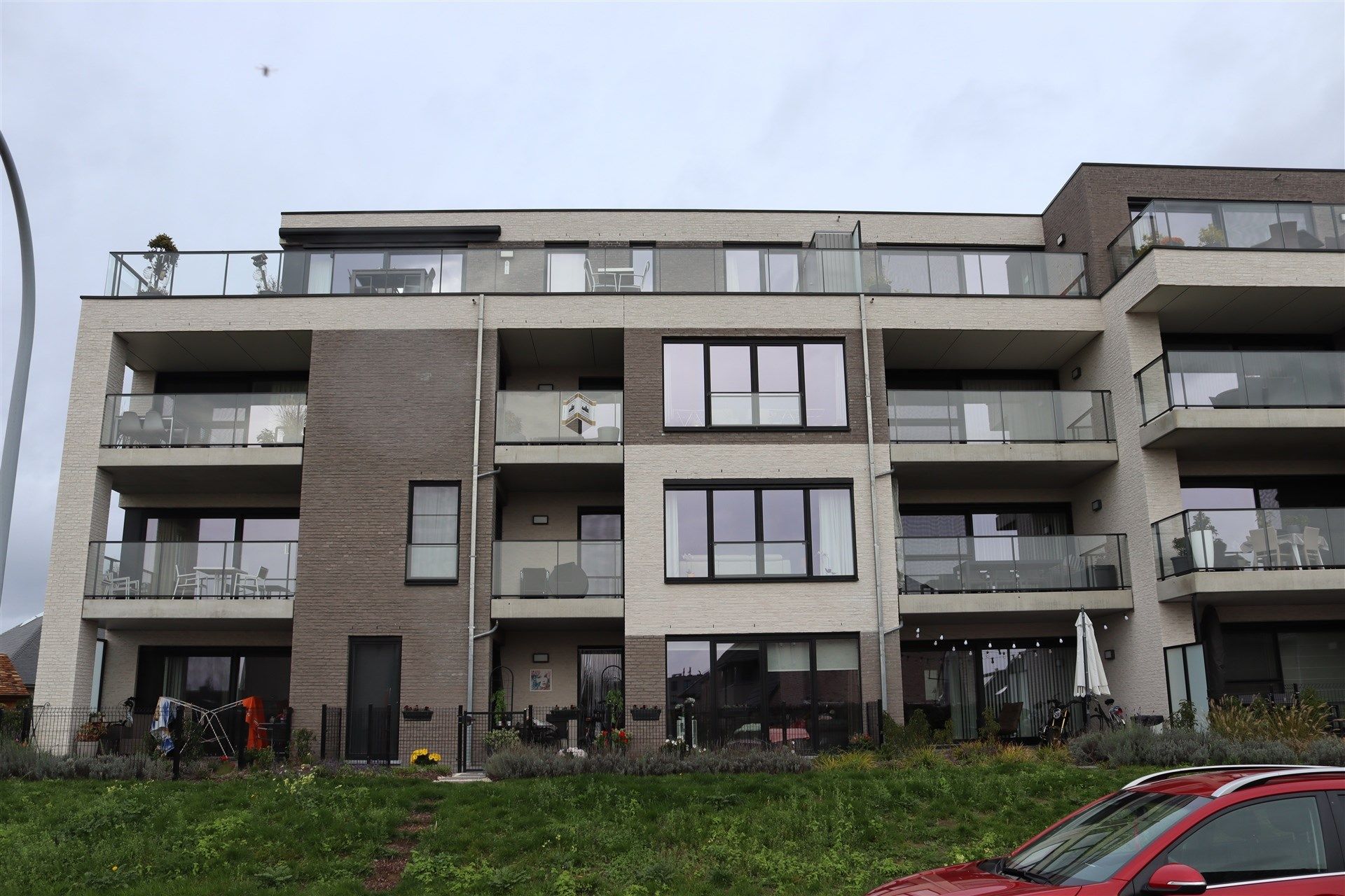 Rustig en recent gelegen appartement met terras en autostaanplaats. foto 27
